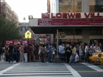 Kino in New York, vor dem Menschen sich um Karten für das Tribeca Filmfestival anstellen